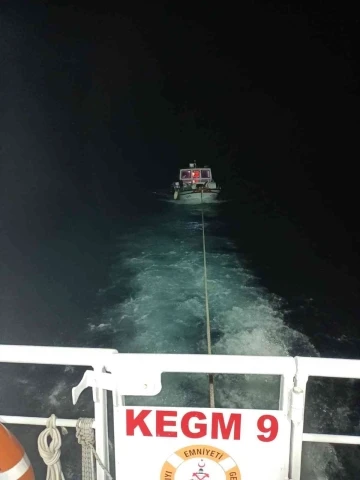 Çanakkale Boğazı’nda makine arızası yapan tekne kurtarıldı
