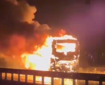 Bursa-Çanakkale seferi yapan ve 23 yolcusu bulunan otobüs alev alev yandı