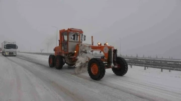 Çanakkale’de kar yağışı ulaşımı güçleştiriyor: 46 köy yolu kapandı

