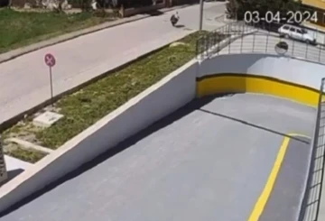 Çanakkale’de tek teker üzerinde ilerleyen motosikletin kaza anı kamerada
