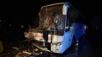 Yolcu otobüsü ile kamyon çarpıştı: 3’ü ağır 9 yaralı