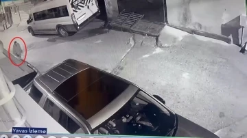 Bursa'da canı sıkılan adam sokaktaki otomobillere zarar verdi