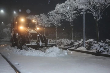 Canik Belediyesi ekiplerinden kar yağışına anında müdahale
