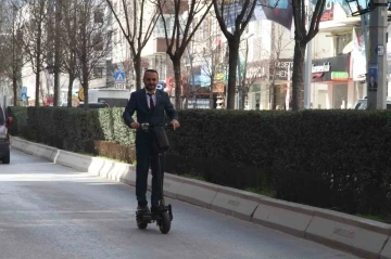 Çankırı’da sıra dışı seçim çalışması: Scooter’ıyla sokak sokak gezerek oy istiyor
