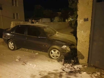 Çarpışan iki otomobil evin duvarına çarparak durdu
