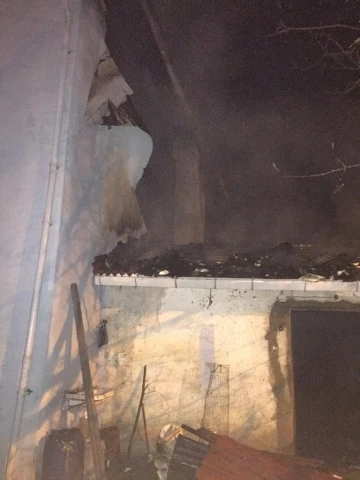 Çatısı alevlere teslim olan binada korkutan yangın
