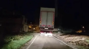 Çekiciye yüklenen kamyon tehlike saçtı
