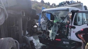 Çekmeköy’de tır ile kamyonet çarpıştı: 2 yaralı
