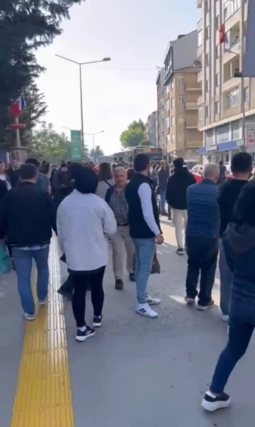 Çekmeköy-Üsküdar metrosundaki teknik arıza nedeniyle vatandaş isyan etti
