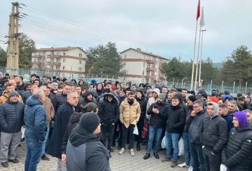 Bursa'da Çelikler Holding’e ait termik santrallerinde çalışan yüzlerce işçi eylem yaptı