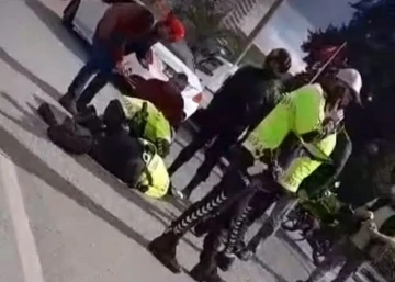 Çevirme yapan trafik polisine motosikletle çarpıp, kaçtı
