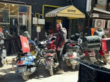 Çevreye bilinçsizce park edilen motosikletler esnafın tepkisini topluyor
