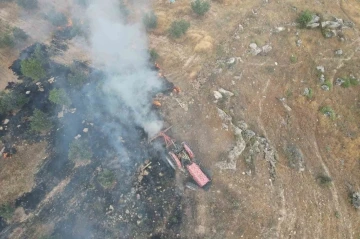 Çiftçinin yangınla amansız mücadelesi dron kamerasına yansıdı
