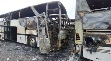 Çıkan yangında 4 otobüs, 9 midibüs ve 2 minibüs kül oldu