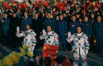 Çin’in en genç taykonot ekibi uzaya gönderildi

