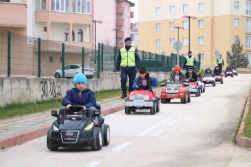 Çocuklar akülü arabalarla trafik kurallarını öğrendi
