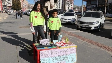Çocuklar depremzedeler için toka sattı, oyuncaklarını ve kıyafetlerini bağışladı
