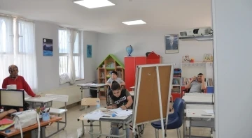 Bursa'da çocuklar eğlenerek tedavi ediliyor