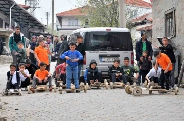 Çocuklar tahta arabalarla birincilik için yarıştı
