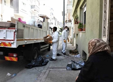 Sıcak havada kokudan bunalan mahalleli rahatladı! Bursa'da çöp evden 2 kamyon eşya çıktı