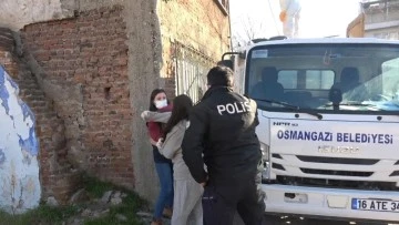 Bursa'da çöp evi boşaltılan kadın polislere saldırdı