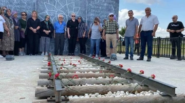 Çorlu’daki tren kazasında ölenler için Uzunköprü’de raylara karanfil bırakılarak anıldı
