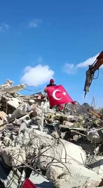 Çorum AFAD ekibinin Türk bayrağı hassasiyeti