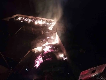 Çorum’da yangın: 3 traktör, 1 kamyonet ve binlerce saman balyası yandı
