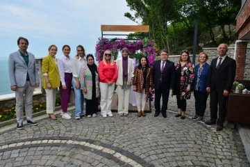Cumhurbaşkanı Başdanışmanı Saadet Oruç, ‘Kadınlar El Ele Karma Sergisi’ni ziyaret etti
