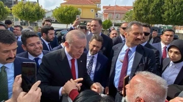Cumhurbaşkanı Erdoğan’a cuma namazında vatandaşlardan sevgi seli
