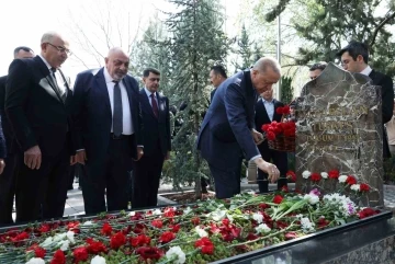 Cumhurbaşkanı Erdoğan, Alparslan Türkeş’in kabrini ziyaret etti.
