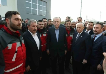 Cumhurbaşkanı Erdoğan, Bahçeli ve Destici deprem bölgesinde Alperen Ocakları Arama Kurtarma ekibi ile görüştü