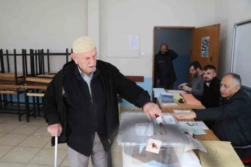 Cumhurbaşkanı Erdoğan’ın memleketinde hemşehrileri oy kullanmak için sandık başında yerini aldı
