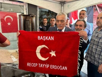 Cumhurbaşkanı Erdoğan’ın seçimi kazanması sebebiyle ‘şükür döneri’ dağıttı
