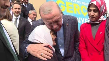 Cumhurbaşkanı Erdoğan, miting sonrası yaşlı teyze ile sohbet etti
