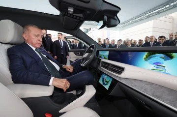 Cumhurbaşkanı Erdoğan, TOGG’un yeni modeli T10F’i inceledi