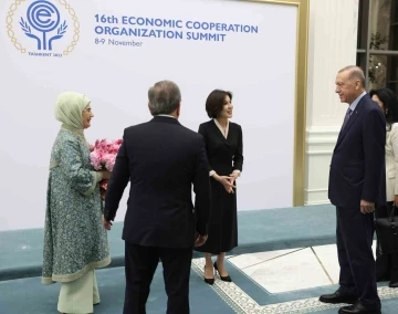 Cumhurbaşkanı Erdoğan ve Özbekistan Cumhurbaşkanı Mirziyoyev’den aile fotoğrafı
