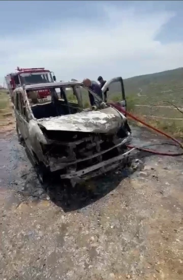 Dağ başında ilginç kazada yanan araç küle döndü
