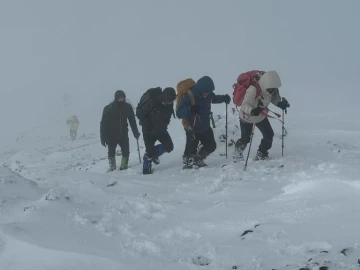 Dağcılardan 2 bin 800 rakımlı dağa zorlu tırmanış
