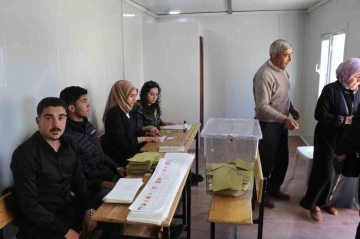 Deprem bölgesi Malatya’da vatandaşlar oy kullanmaya devam ediyor
