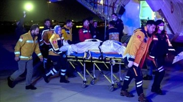 Deprem bölgesinden afetzede ve yaralılar uçakla İstanbul'a getirildi