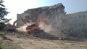 Depremde ağır hasar alan Erzin Devlet Hastanesi’nin yıkımı başladı
