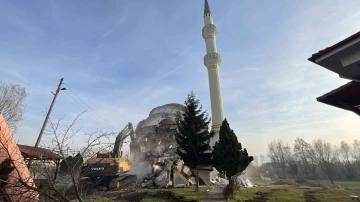 Depremde ağır hasar gören 35 yıllık cami yıkıldı
