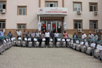 Depremde ahırları yıkılan süt üreticilerine süt sağım makinesi dağıtıldı
