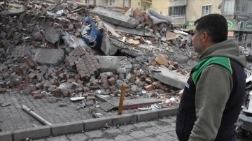 Depremde iş yerleri yıkılanlar enkazdan çıkacak eşyalarını bekliyor