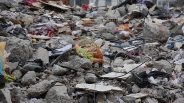 Depremde yıkılan binaların enkazındaki oyuncaklar hüzünlendiriyor