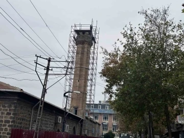 Depremde zarar gören Ulu Camii minaresi onarılmaya başlandı
