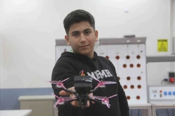 Depremden dolayı yarım kalan hayalini Elazığ’da gerçekleştirdi, güneş enerjili yarış dronu yaptı
