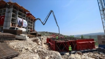 Depremin etkilediği Hatay'da temeli atılan konutların inşaatı devam ediyor