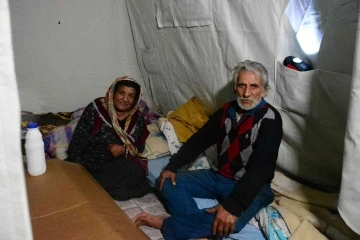 Depremin ikinci gününde çadırlarda kalan depremzedeler yağmura yakalandı